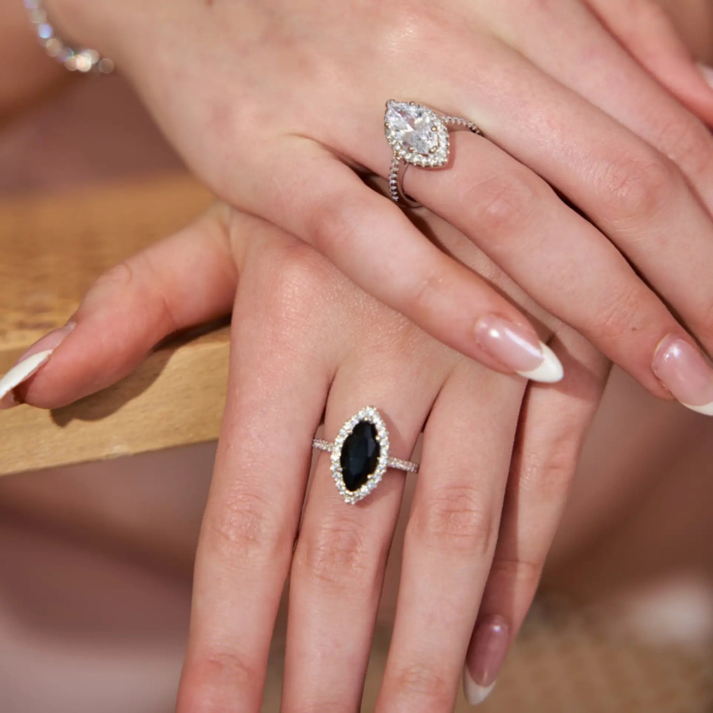 טבעת יוקרתית מבית  עם אבן מרכזית בעיצוב אליפטי