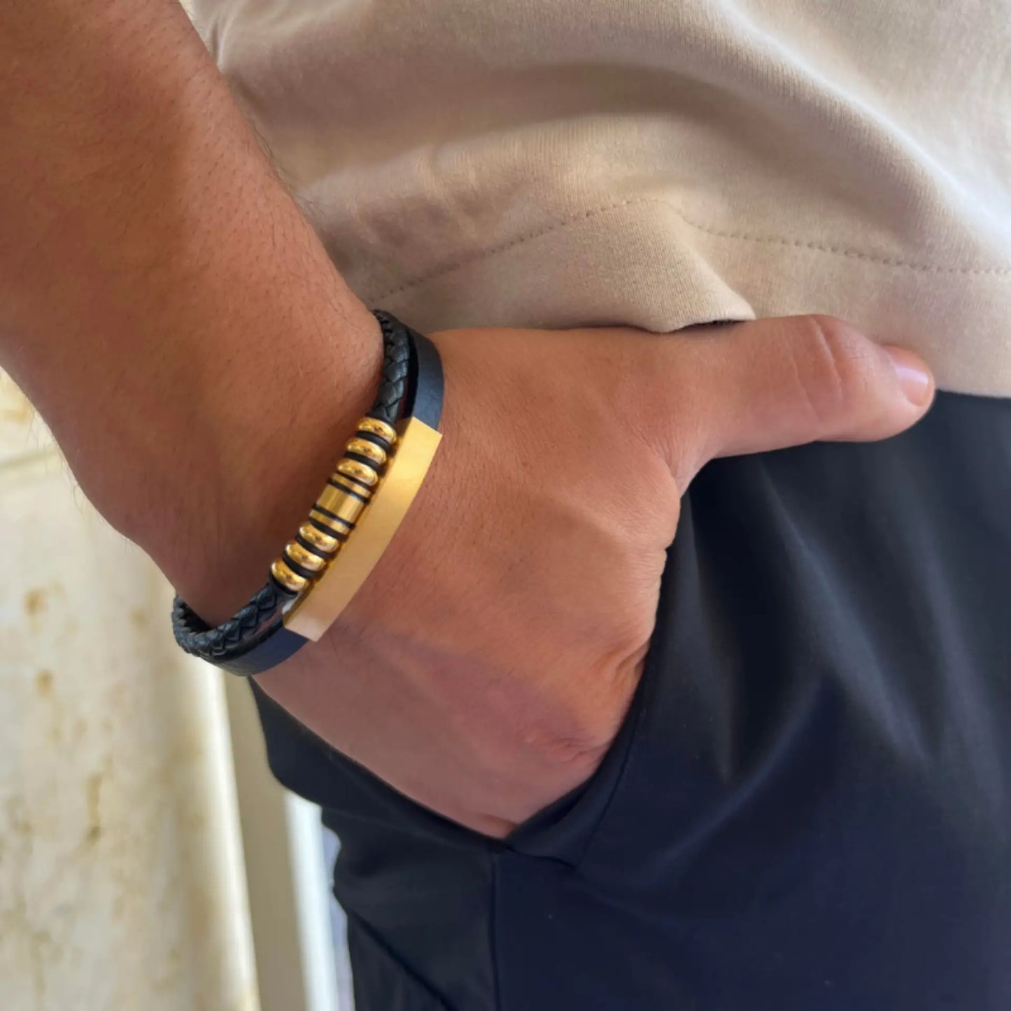 צמיד JETEM לגבר עם רצועות עור וחרוזי מתכת בעיצוב יוקרתי