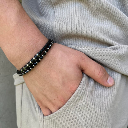 צמיד לגבר מבית JETEM - שילוב עור ואבני אמטייט שחורות