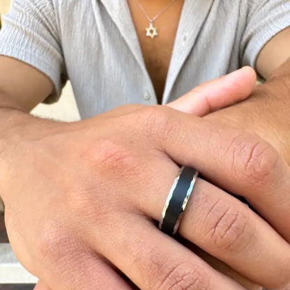 טבעת טונגסטן שחור כסף עם חיתוכי לייזר