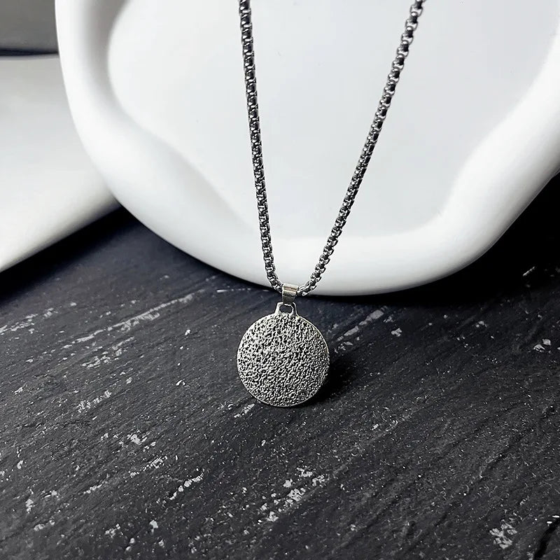 Fashion Simple Compass Necklaces for Men Holiday Gift Retro Hip Hop Copper Disc Pendant Sweater Chain Punk Jewelry Accessories