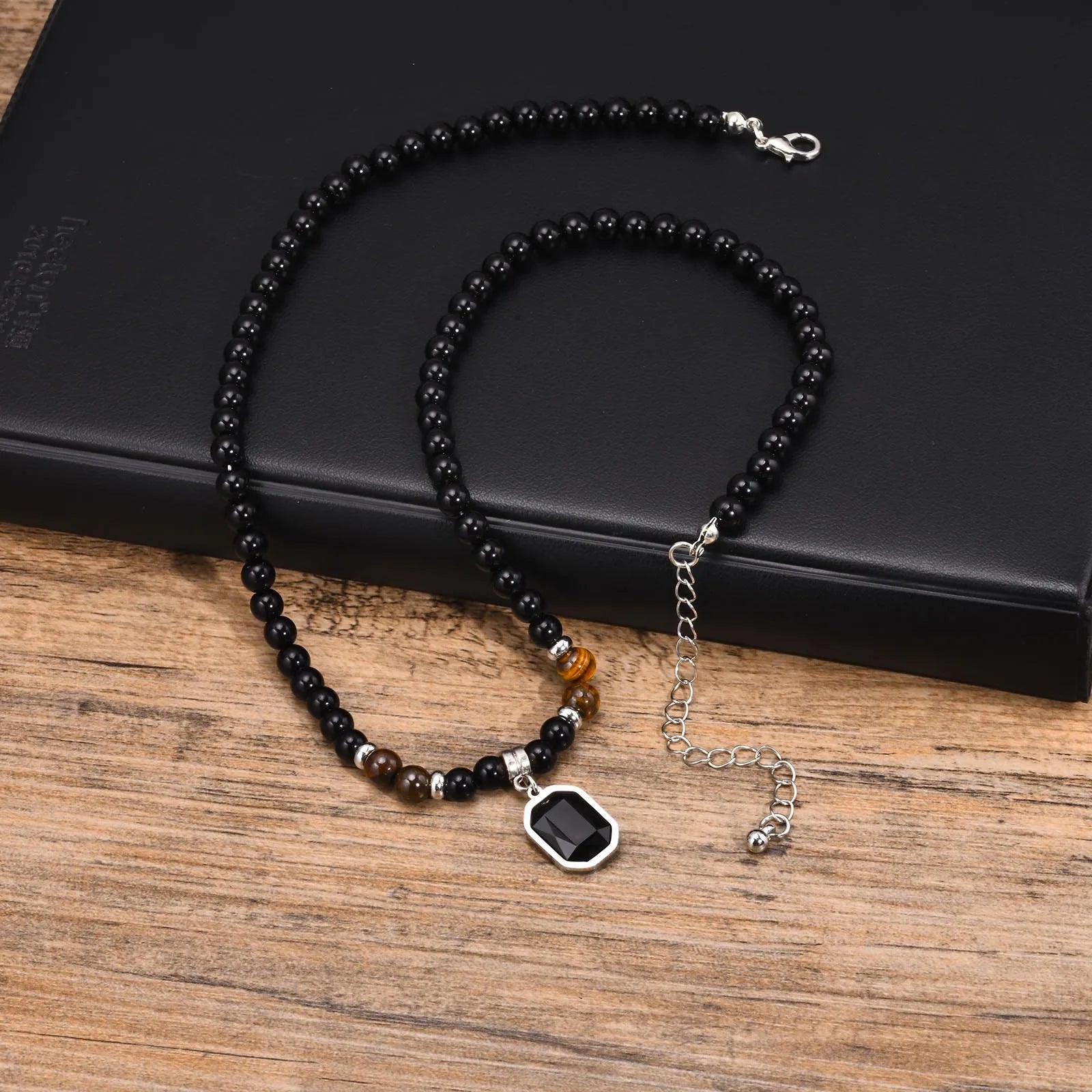 שרשרת מחרוזת חרוזים לגבר עם תליון אוניקס שחור כסוף